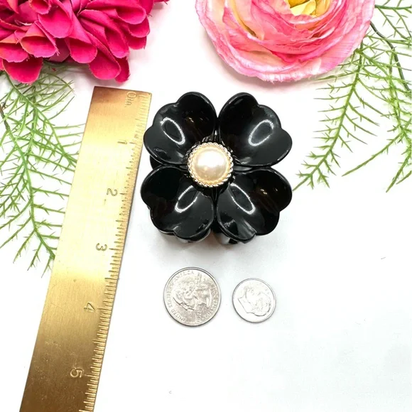 Last One!⚜️Black Camellia Hair Clip With Pearl - Picture 5 of 6
